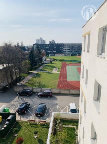 Priestranný 3 izbový byt na prenájom v Trnave na Bottovej ulici s parkovaním v cene