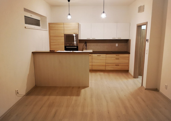 Prenájom 3 izbového bytu v centre Pezinka s parkovanim